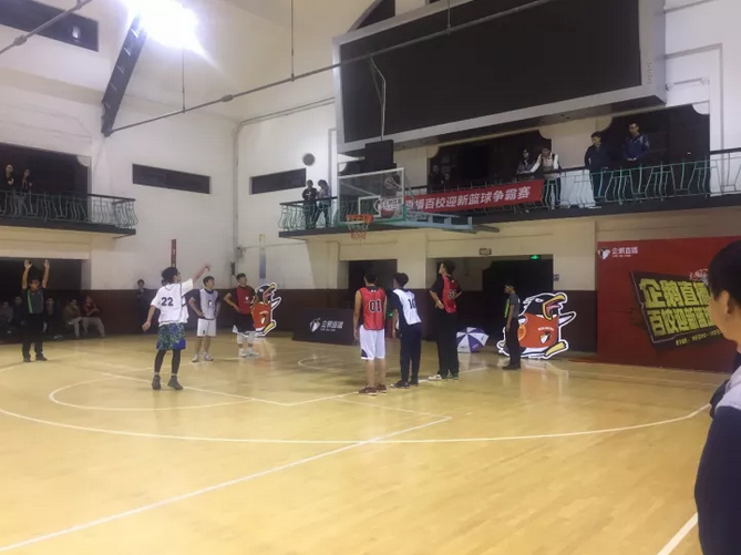 舞龙+啦啦队，武汉大学迎新篮球决赛落幕！